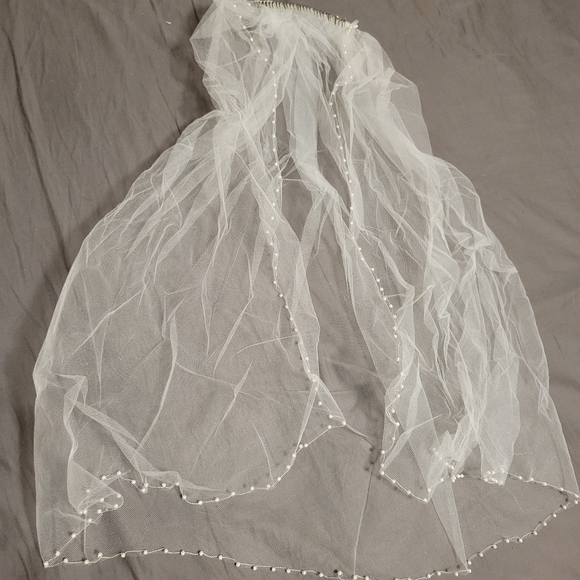 'Alfred Angelo Sapphire' Ivory Lace Beaded Mermaid Sillhoutte Wedding Gown - Picture 16 of 16